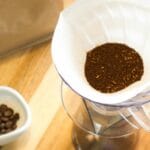 Widok z góry na dripper V60 z zmieloną kawą przed parzeniem