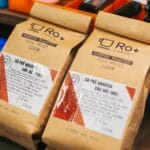 Zbliżenie opakowania kawy Arabica z czytelną etykietą premium