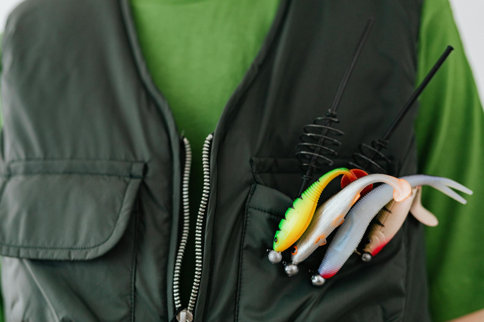 Kamizelka wędkarska z kolorowymi przynętami w kieszeniach