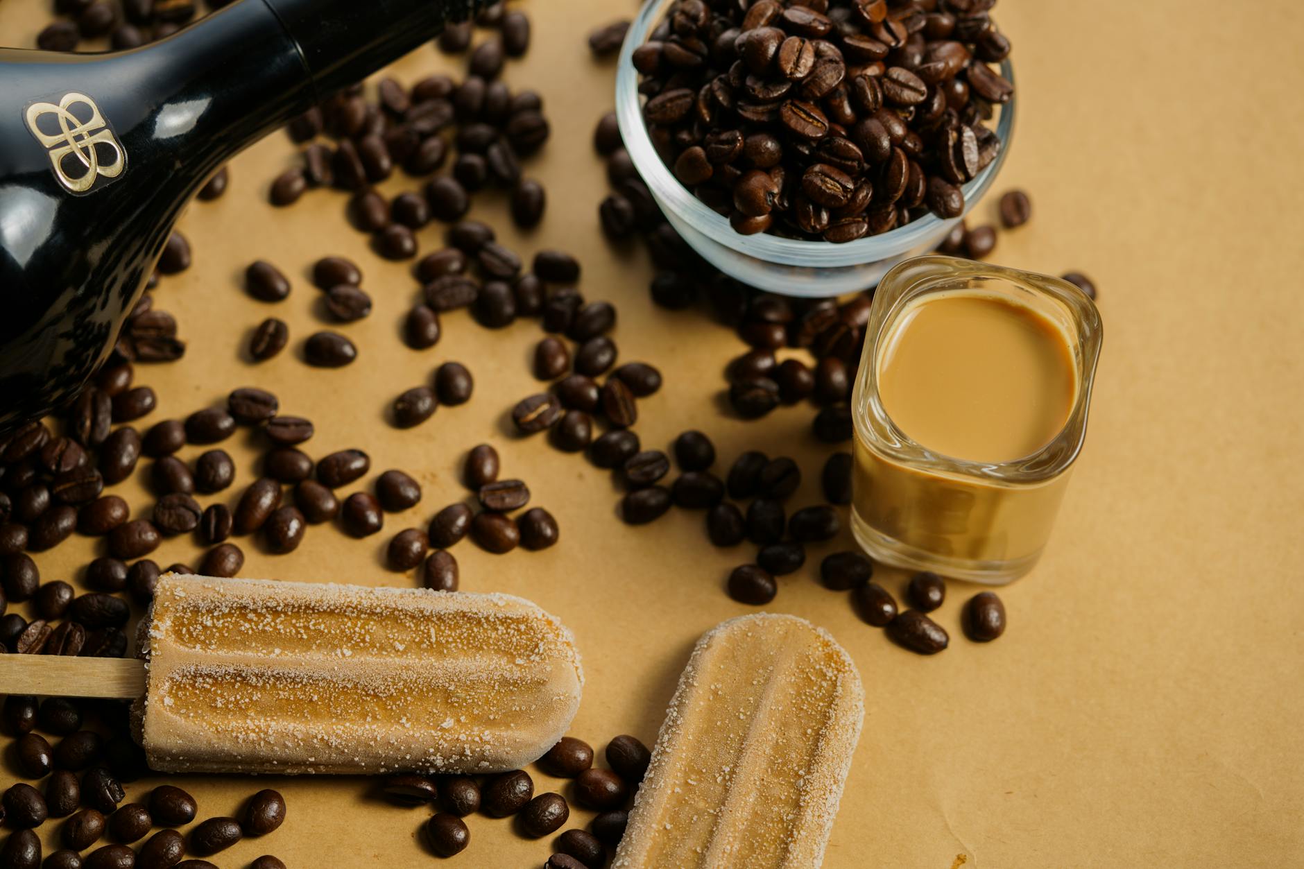 Ziarna kawy i kawowe lody na stole, kompozycja flat lay