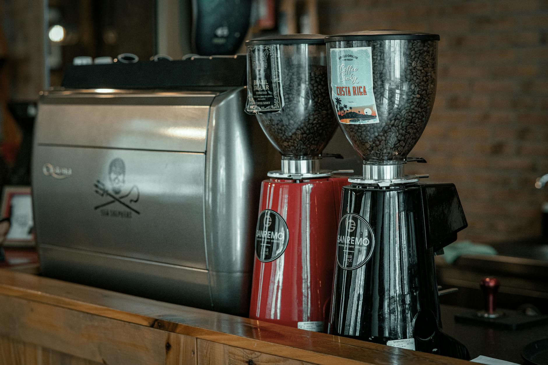 Ekspres ciśnieniowy z wbudowanym młynkiem na ladzie kawiarni