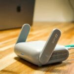 Router Wi‑Fi 6 z antenami na drewnianym biurku w firmowym biurze