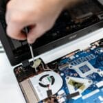 Serwisant naprawiający płytę główną laptopa Toshiba