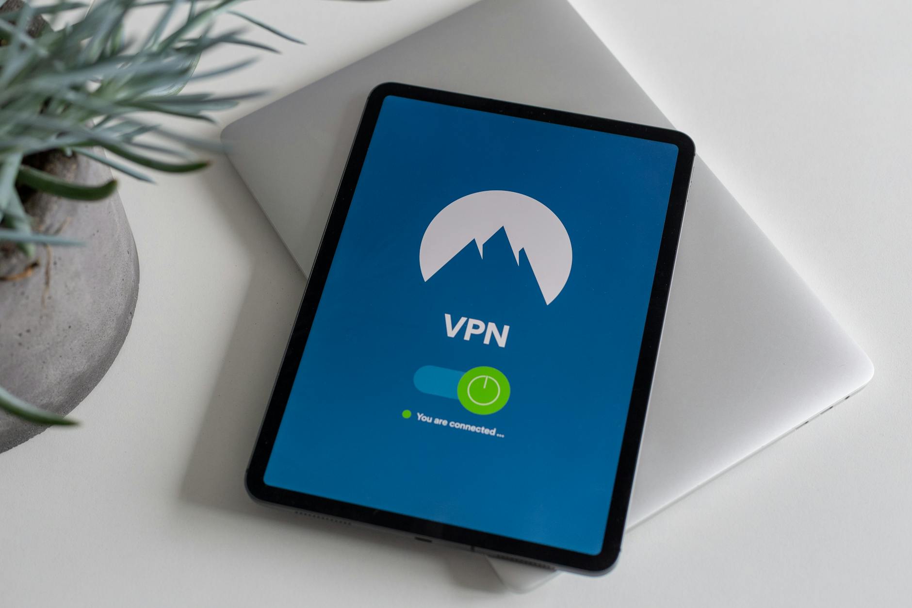 Tablet z włączoną aplikacją VPN jako symbol ochrony firmowej sieci Wi‑Fi