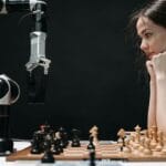 Kobieta gra w szachy z ramieniem robota, symbol strategii i technologii