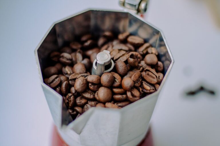 Zbliżenie ziaren kawy w metalowej kawiarce espresso